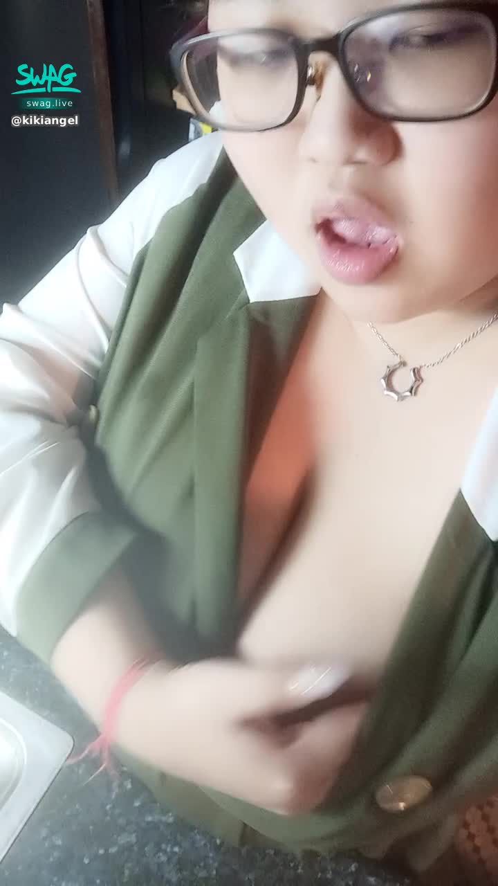  : 👗小嬌妻👗又要煮飯了~~這件戰服真的越穿越好看呀~~~😘
這樣有catch到你嗎？