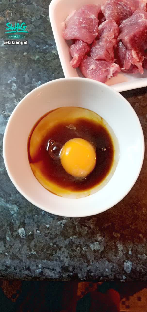  : 我真的沒有玩食物🥺🥺
剛剛那顆蛋在醬汁的圍繞下要被做成混合醬汁🧂