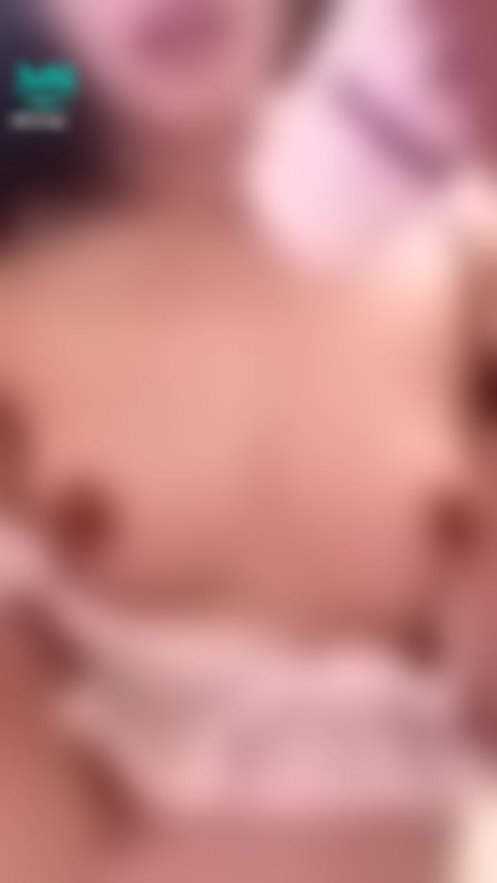 funnyg : 🏠偷偷在媽媽房間裏🙈色情的抹乳液...奶頭一碰就激凸了💕💕