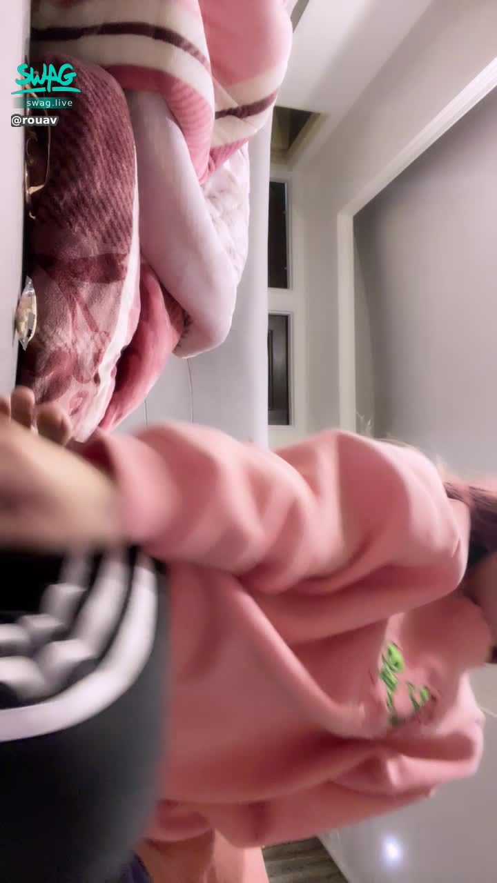 r***v : 脫掉上衣讓你們看看露娜淫蕩的樣子❤️❤️❤️❤️