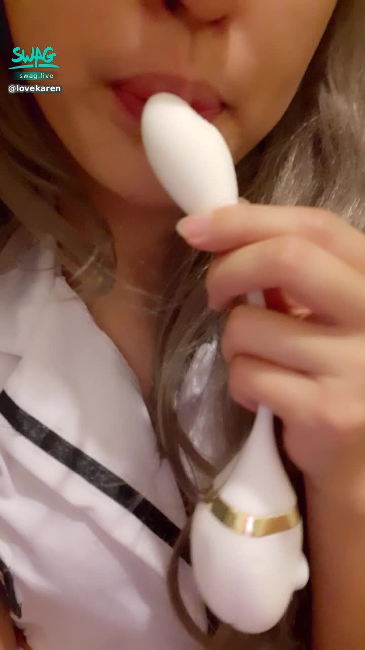  : *跳蛋舔含呻吟*
悠咪喜歡吃跳蛋
好像勝過塞跳蛋……
想看完整版解鎖此限時截圖私訊贈