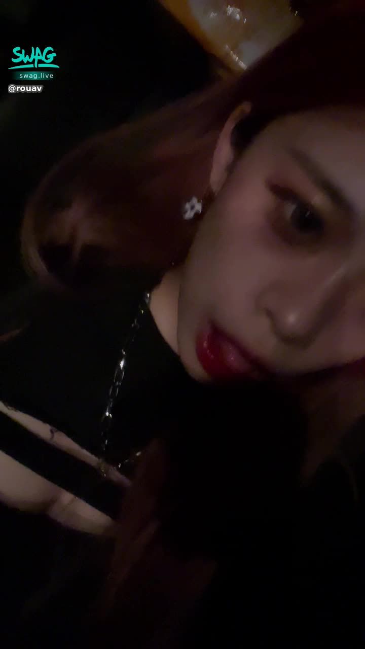 r***v : 偷偷露出雪白的大奶💋