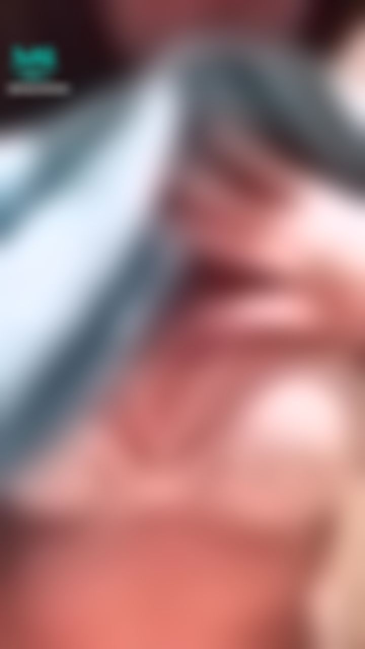 sexyramona : 配上藍色的指甲油～

是不是更明顯了呢
💋💋