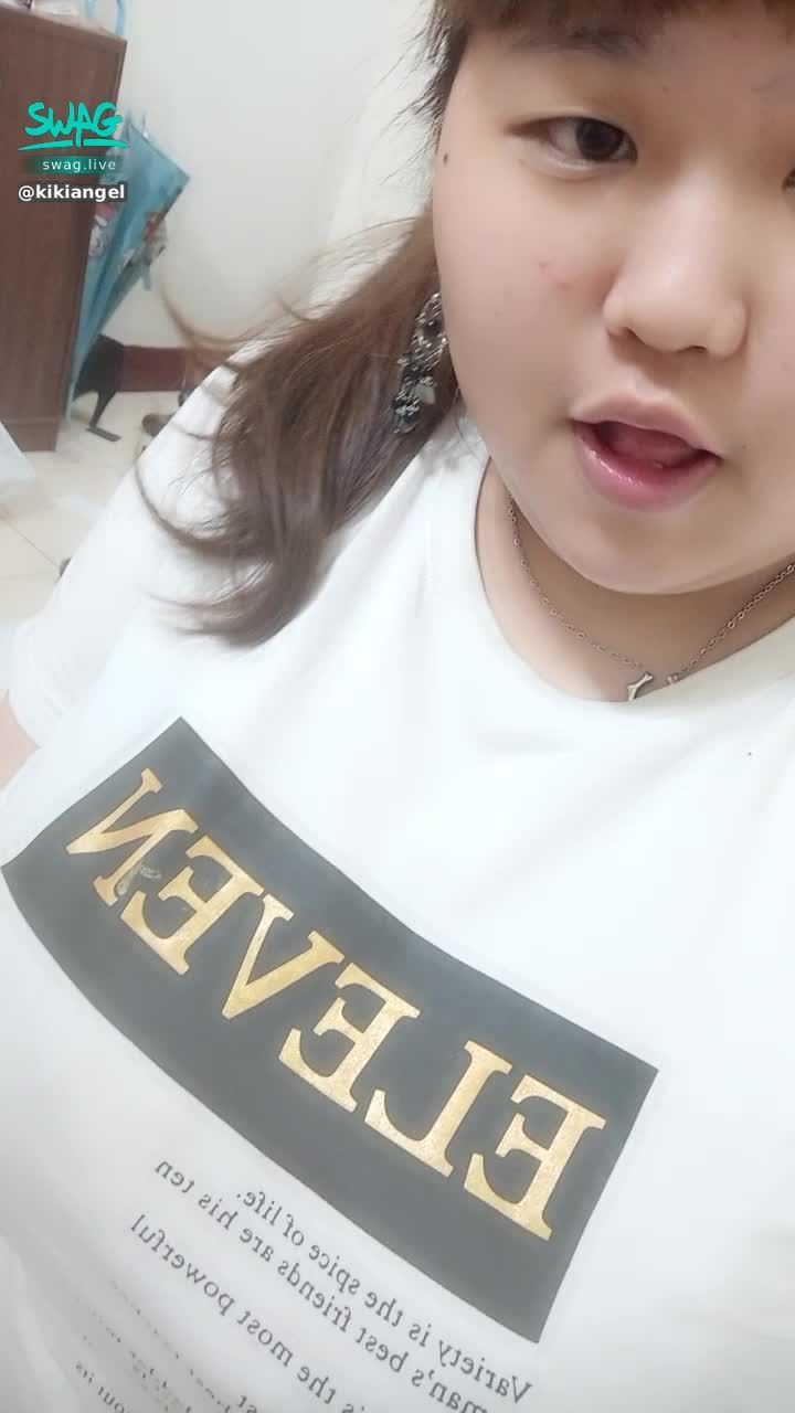 k*******l : 🏓運動女孩🏓馬尾造型真的超級少見~又很青春洋溢🤪🤪🤪這樣慰慰有沒有一種女大生的感覺呢？

我的原味內衣限量贈送呦😘
直刷“珍珠項鍊”就可以獲得一件~加一支口紅可以客製化內衣（例如：希望主播穿著打球之類的）！
參加隨即附送兩部片片~喜歡大奶的你不要錯過啦😘😘
