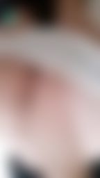 l*******n : 💦掰開小穴肉肉💦
從後面偷看悠咪的私密處
肉肉被夾的好緊 還有好多毛毛