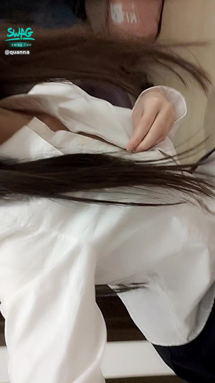  : 🈵秒❣️學生妹❣️自己解開襯衫扣子掏出奶奶...誘惑學長你...🥺🥺🥺