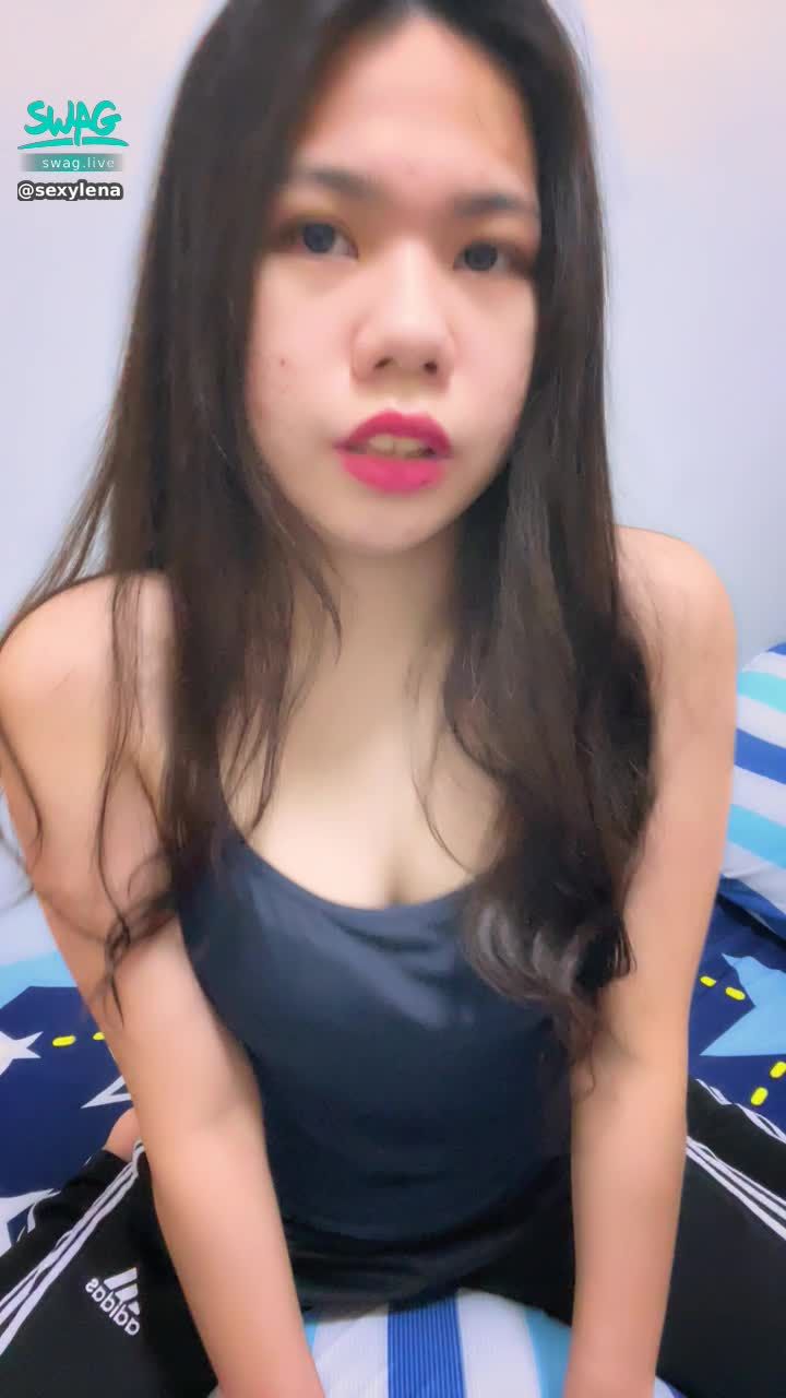  : 運動風女孩🏃‍♀️捲長髮細肩帶背心😍
寶貝要和我一起床上運動嗎？💦💦😘