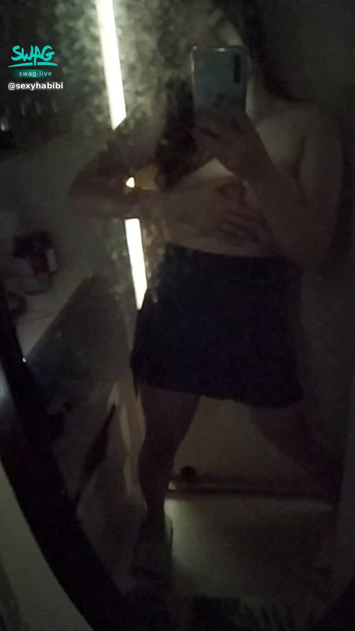 s********i : 偷偷躲在衣櫃自己嗨......    啊👄