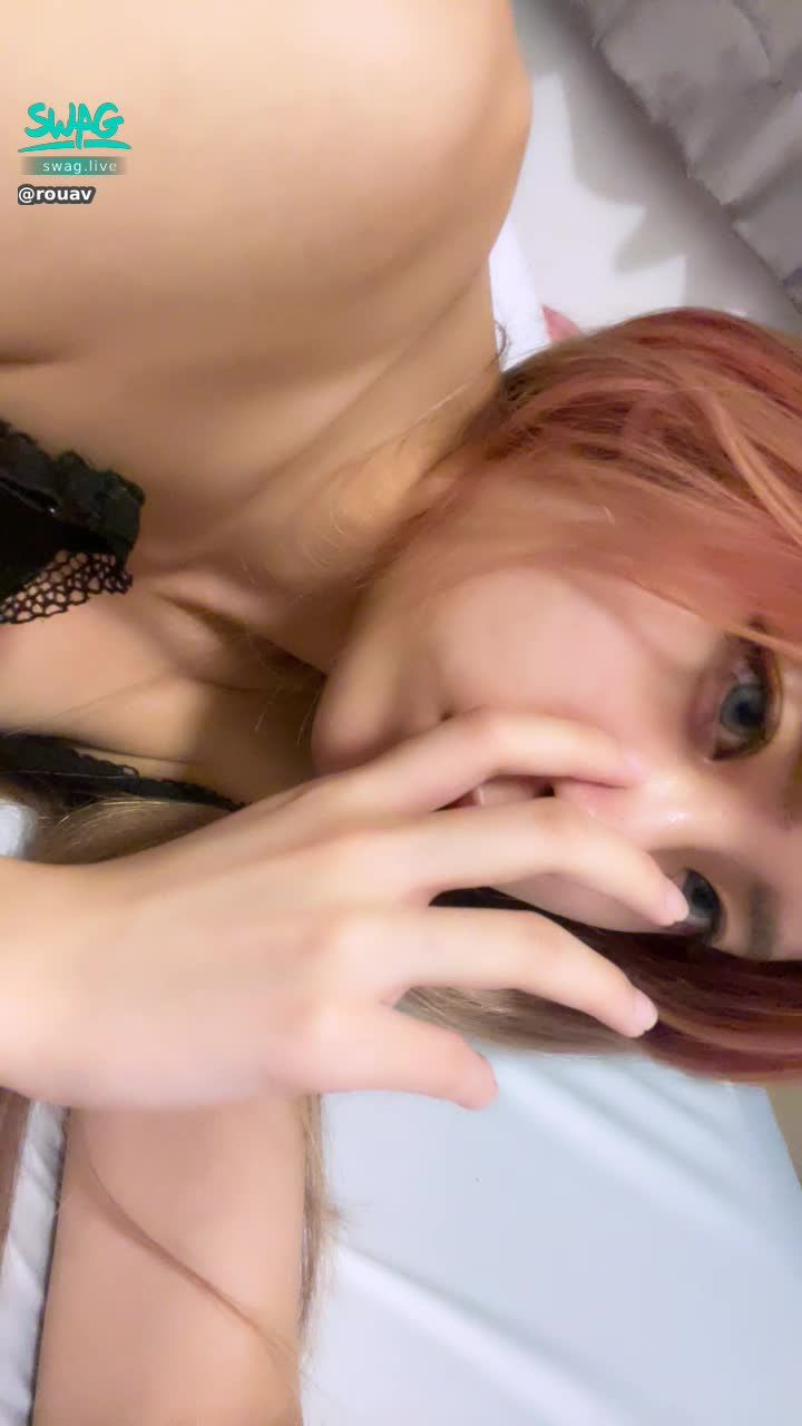 r***v : 🔥粉絲指定🔥躺在床上把內衣拉掉玩弄乳頭⋯⋯⋯😖😖😖😖