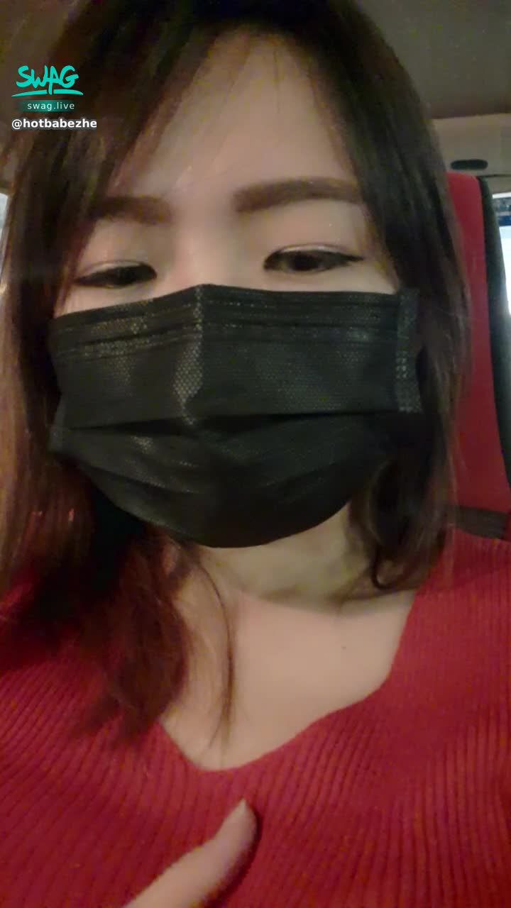  : 想看我的人吗？想看我胸吗？👅 敢敢外露💦