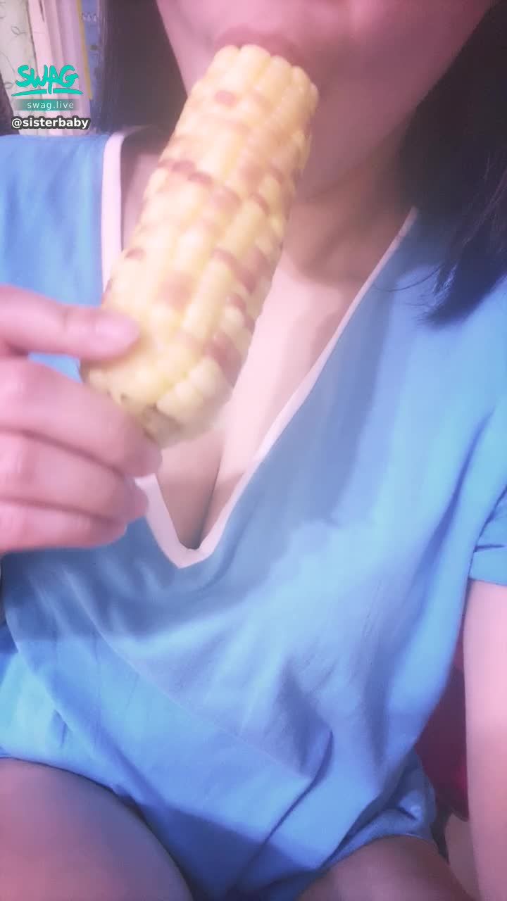 cutewawa : ❤️超大奶鄰居女孩兒😜吃棒棒嘍🔥
😈好粗唷😍😍哥哥也想被吃嗎㊙️
🈲那有那麼粗嗎🥰💦💦