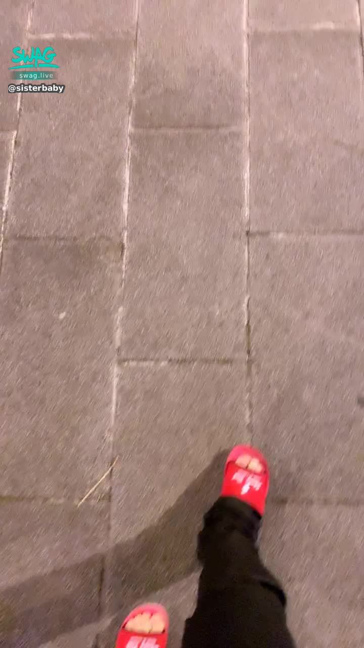 : 腳痛痛～穿拖鞋😝😝
很醜嗎🤣🤣🙈🙈🙈
