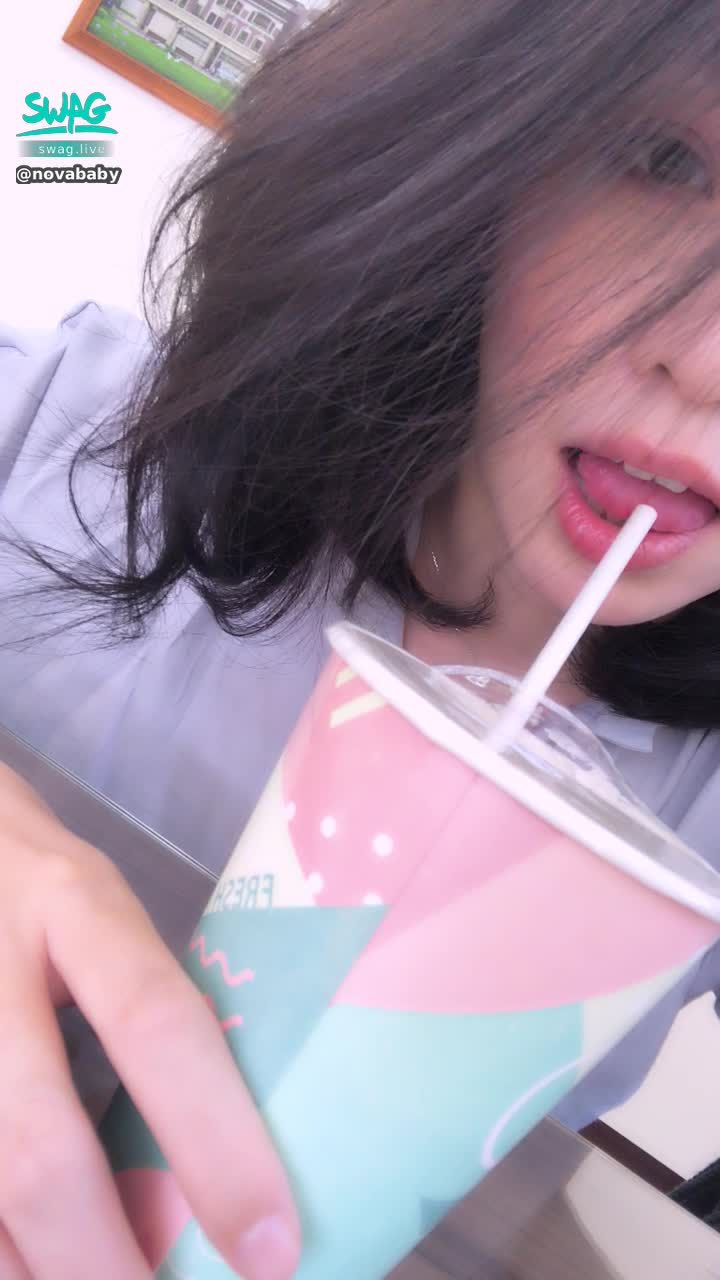  : 喝個飲料都要玩吸管😜