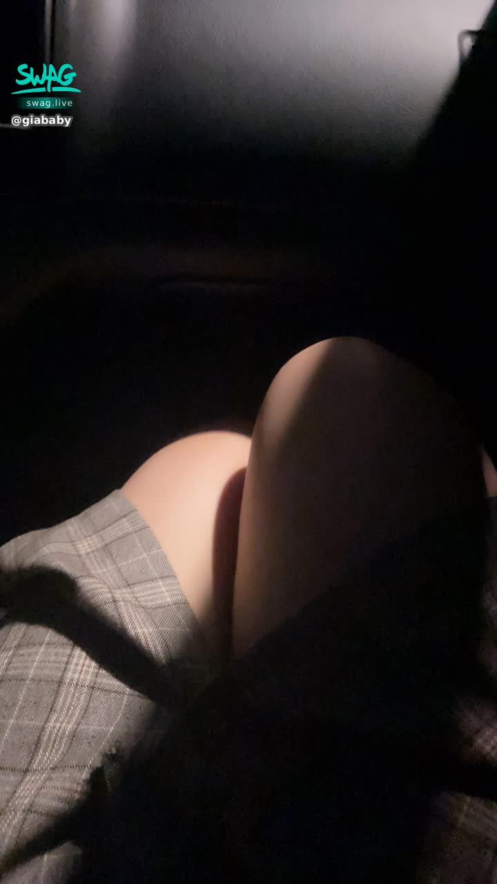 giababy : happy pig today 🐷 It's a pleasure to sit in Mommy's co-pilot ❤️ If Ya Ya sits in the co-pilot and lifts her skirt, can my brother hold back? 🥰🥰