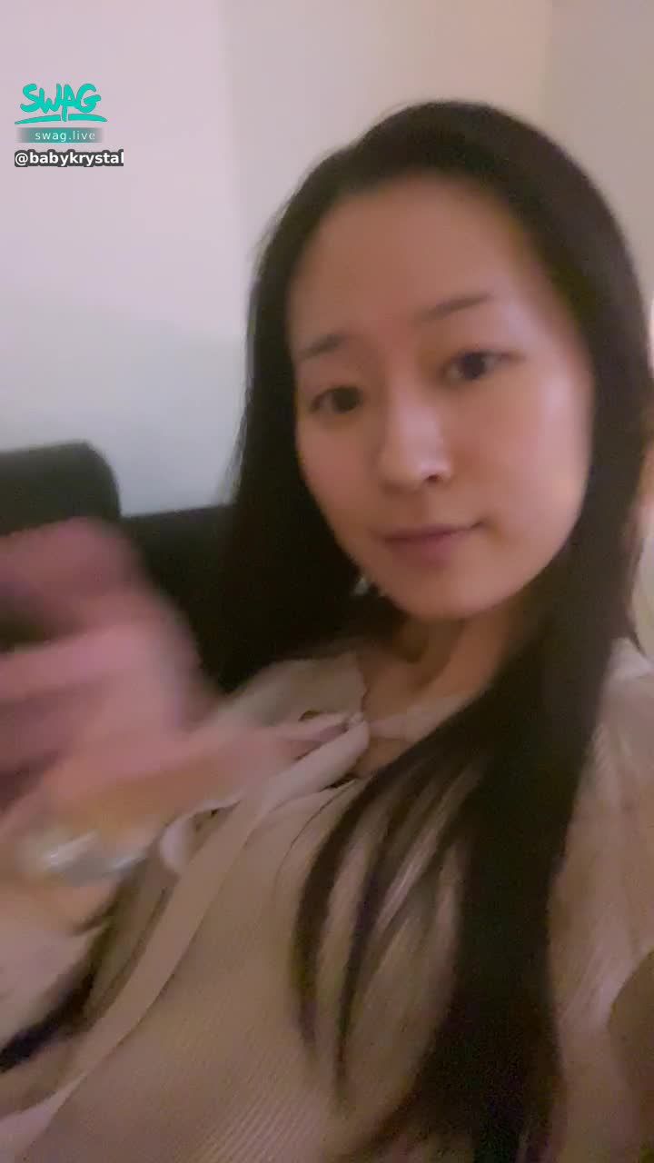  : 有點小需求就在沙發上摸呀摸呀😝