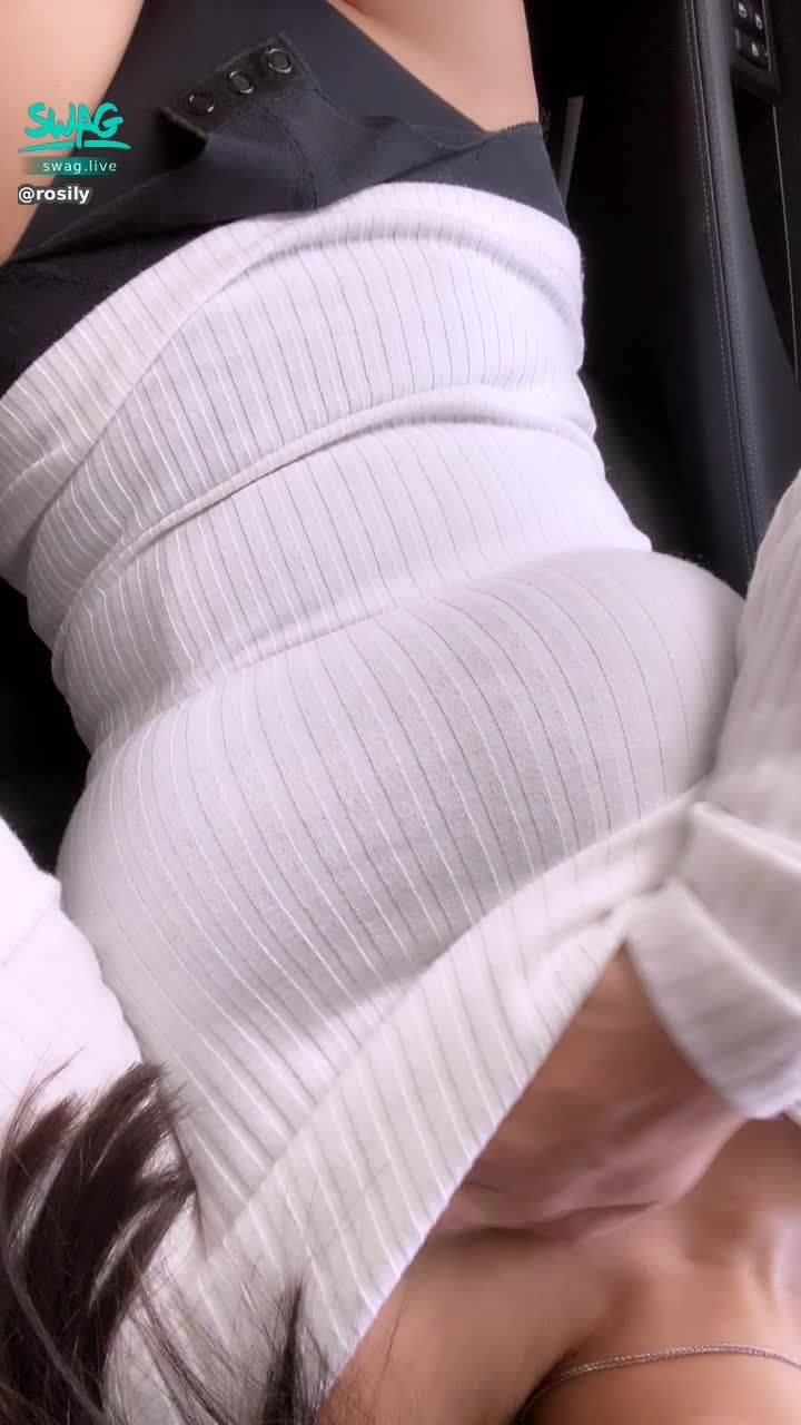 r****y : 胸罩被扯到鋼圈都變形了，若隱若現的乳頭正在渴求老闆的吸允⋯好想被吸出汁❤️