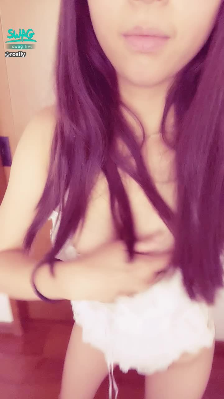 r****y : 哥哥要求我內褲脫掉 性感森林Y字部位露出😳