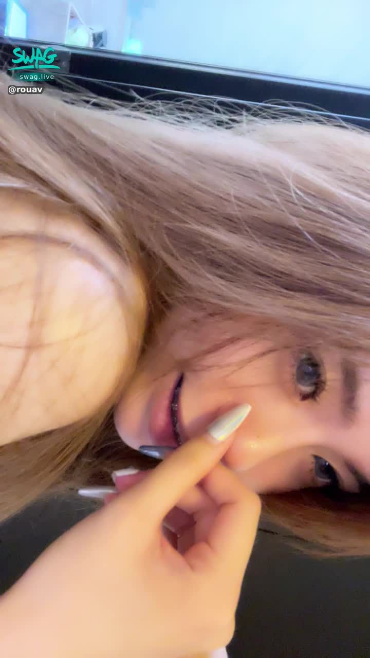 r***v : 🔞大尺度福利🔞知道我哪裡最敏感嗎？人家這裡癢癢的🈲❤️