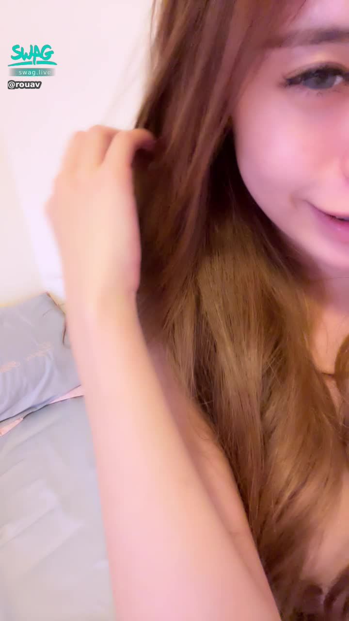 r***v : 🔞大尺度福利 🔞忍不住揉奶，嚴肅的女神原來那麼淫蕩（肩帶拉一邊隔著內衣揉）