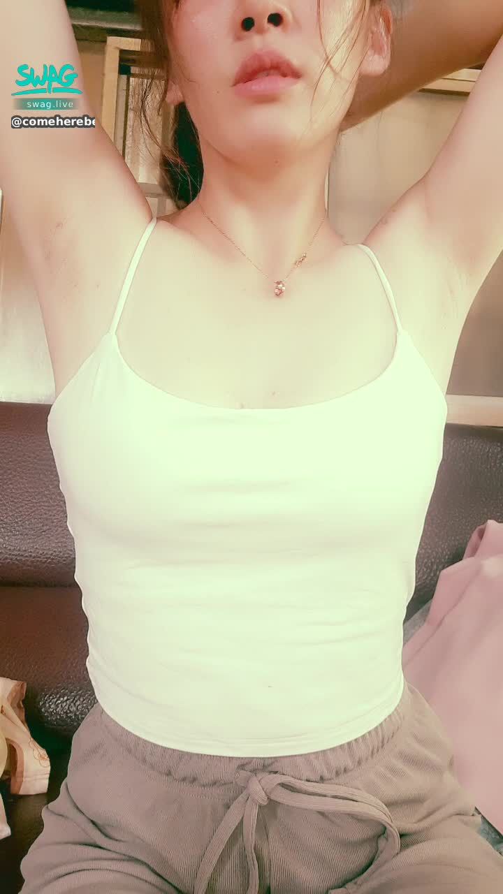  : 早安…
常常把鏡頭當鏡子照……綁頭髮你喜歡嗎～