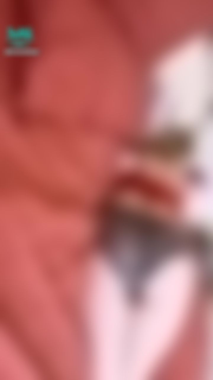 l*******r : 躺在床上懶懶的🐱今天穿透明的蕾絲內褲，這樣拉成小丁的樣子都看到小穴的形狀了💦

想被扯下來打屁屁🍆🍆🍆🍑