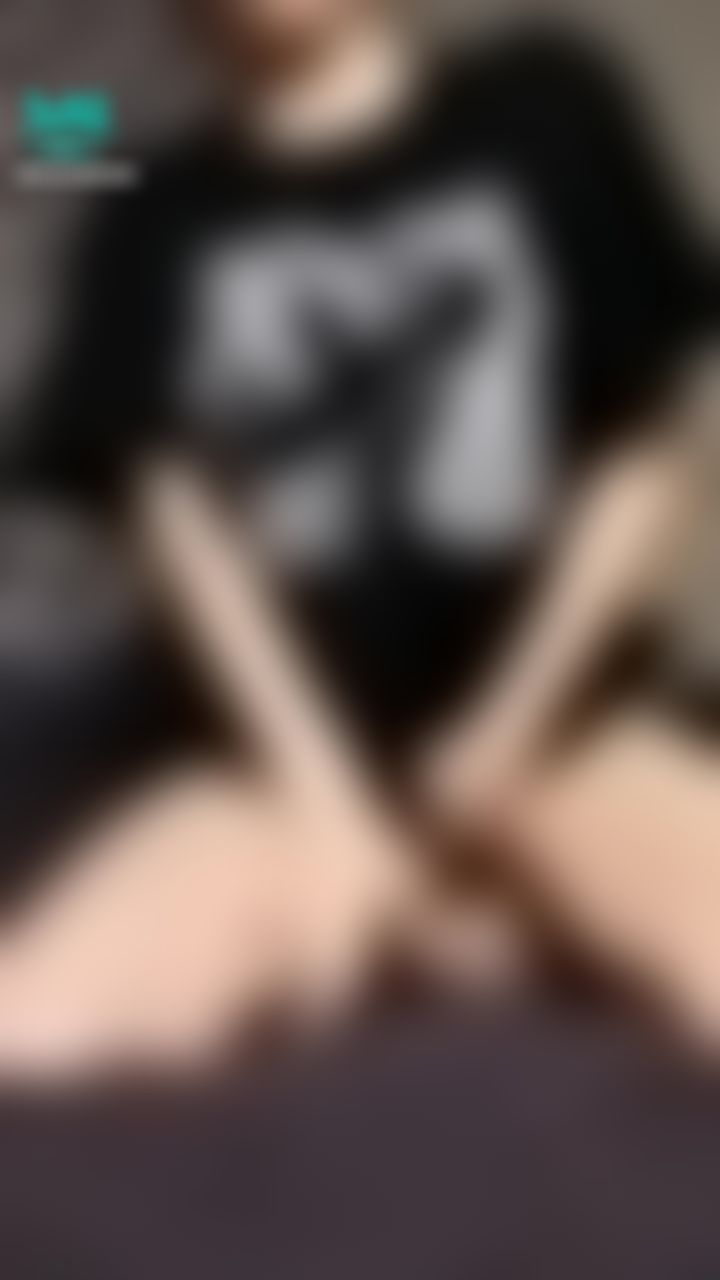 hunnybunnyy : Ass close to cam and twerk 😎😈❤️