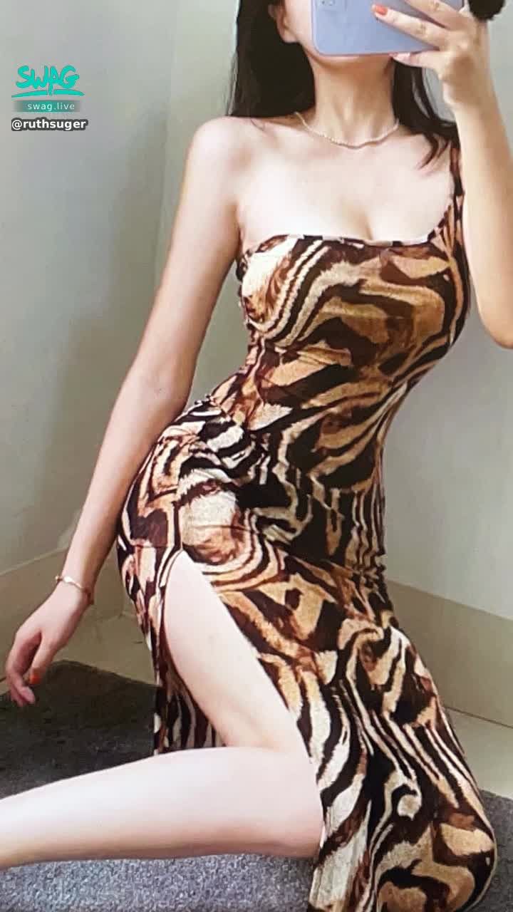 r*******r : Go to work, won't this dress be too sexy? 😂

I really want to go out and play~
Today my brother is preparing a private jet ✈️
Lulu has something different for you tonight 😳😳