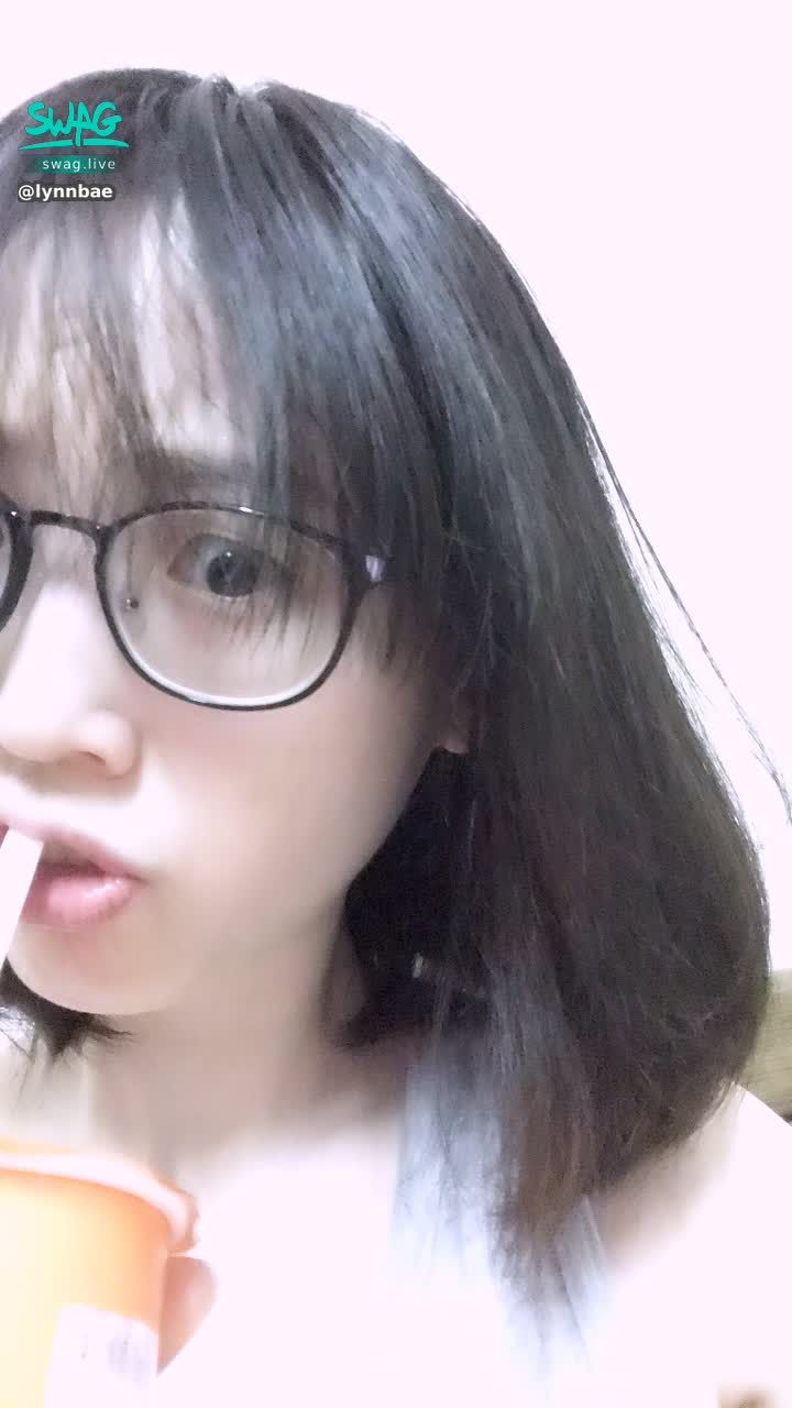 lynnbae : 喜歡在一個安靜的角落喝手搖 順便整理好自己的心😌