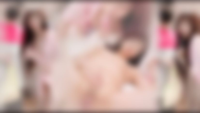 siyueh : 工作外宿的晚上 叫了外送餐點
看著成人頻道 跟著影片自慰
自慰到一半 外送小哥到了 竟然遇到粉絲!
外送小哥
拜託簽名在肉棒上面..這種害羞的要求...
因為肉棒軟軟的簽不上去
於是我幫忙哥哥弄硬
弄著弄著我的小穴越來越濕...
所以硬騎上了外送哥哥的肉棒
將大肉棒插入我的小穴
外送哥哥也忍不住了
狠狠的幹著我的小穴
快速的抽插著穴穴
最後我們一起高潮了
被精液灌滿滿我的小穴
熱熱的精液慢慢從我的小穴流出...
最後我們還合照當紀念禮物
留下這特別的高潮回憶