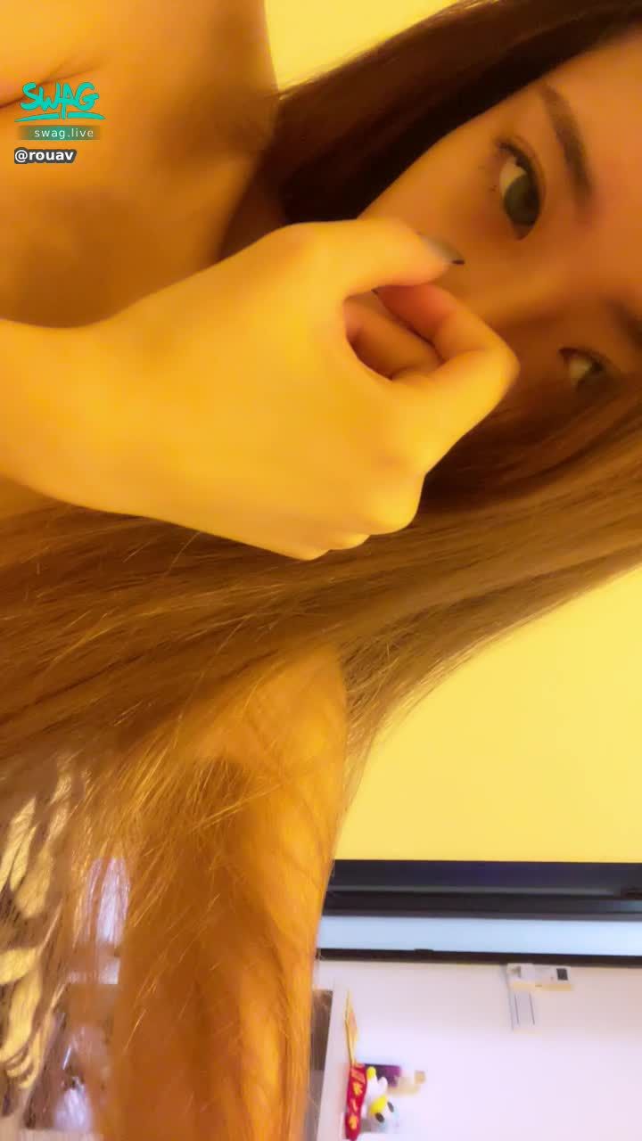 r***v : 💋粉絲最愛💋脫掉內衣的瞬間，手揉著兩顆奶，幻想被你抱抱著撫摸的畫面😖😖