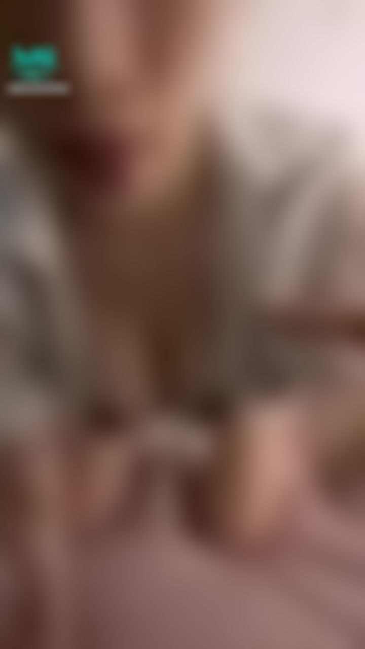 d********y : 露奶💕
性感OL的誘惑
淫蕩揉奶挑逗你😝