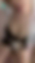d********y : 露奶慰慰💕
蕾絲內褲若隱若現
忍不住伸進去揉荳荳 太舒服了啦💦😳
