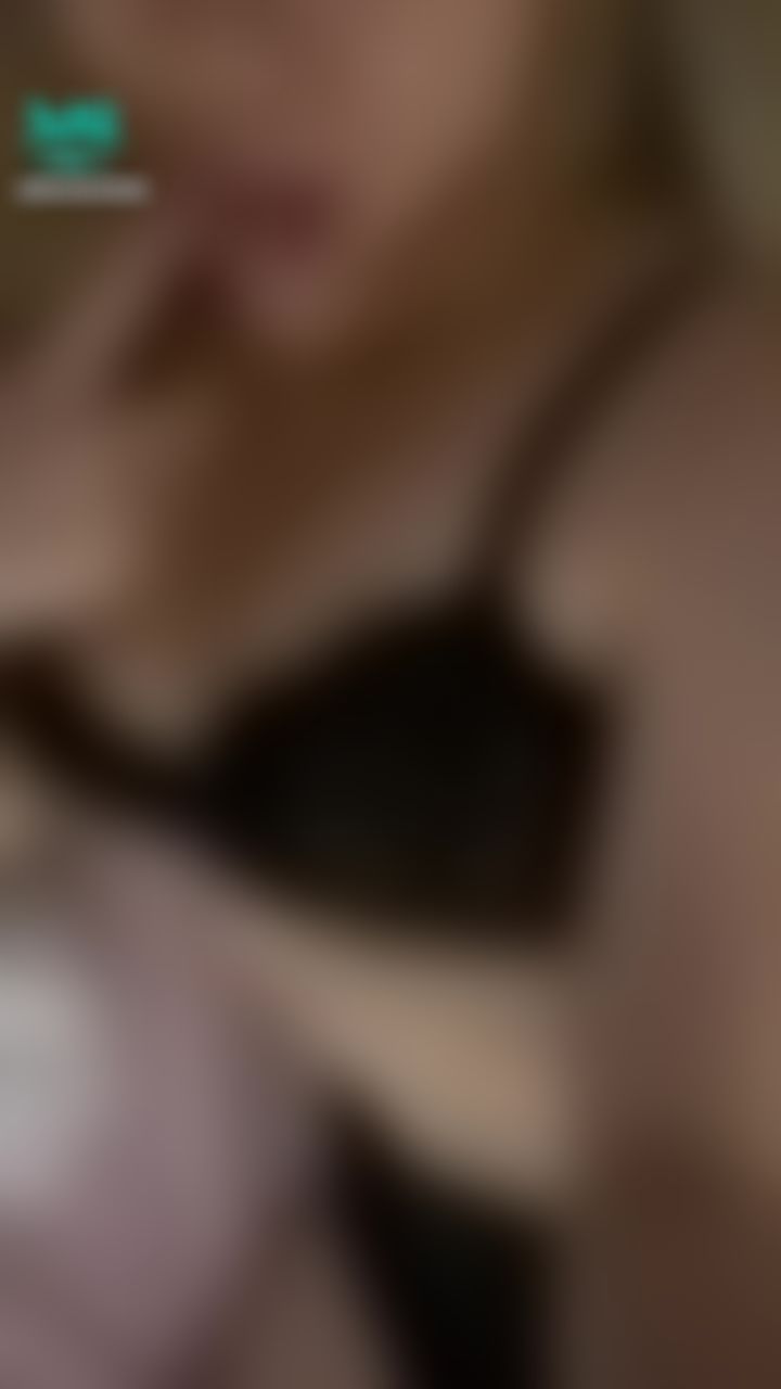 d********y : 露奶💕
女友在床上這樣扭動誘惑
舔舌摸奶耍騷
還不快點抓來幹😝