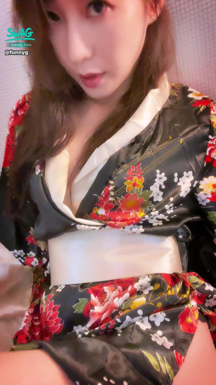 funnyg : ✨浴衣美姫の 淫蕩誘惑👘美女翹起二郎腿不小心露出小褲褲♥️♥️