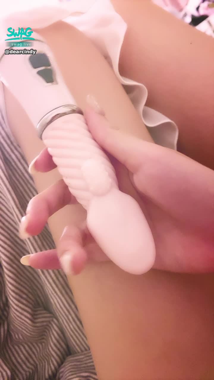 dearcindy : 半夜不小心把自己玩的這麼濕....🔞淫水想舔乾淨嗎