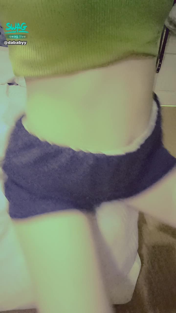  : 嗯~床脚也不错啦 🛏️