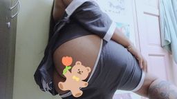 florencebae : 明明是一件很可爱的睡衣 虽然屁股哪里有个拉链😍😍但是我拿来拍色情自慰会不会太过分了哈哈哈😍😍😍不过做爱真的很方便哦 拉链拉开就看到我的骚穴了😍😍😍
