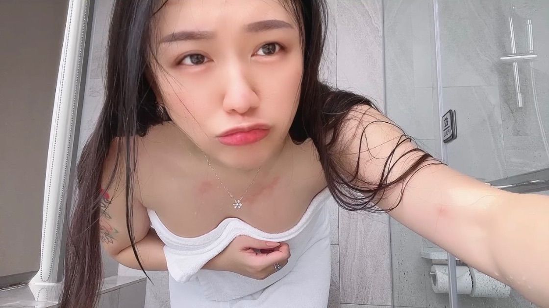 daisybaby : Be careful with heavy taste ‼ ️ menstrual squirting 💦 When a friend came to the hotel, he was put pigeons and had to watch his own video and masturbate
This movie has a heavy taste
Friends who don't like menstrual squirting, don't order it 🙏 thanks