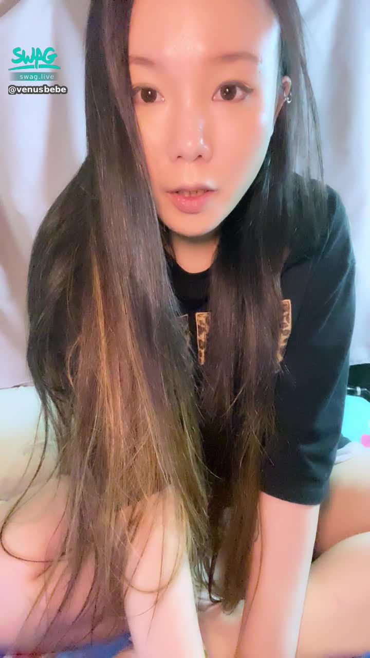 venusbebe : 現在要開直播了～😘❤️
▶️公開直播時段(～60分鐘)🎤🎸
消費夠20,000鑽可以得到:
🔥福利包=性感裸照10張+私藏片2部😛

⚠️累積100,000鑽將🔓解鎖私密間‼️💢大尺演出!直播拍攝過程😛
私密間凡消費15,000💎以上都可以🉐️到:
🔥直播穿的服裝～福利包圖10張😛+完整影片

提醒大家越快幫我達成目標，越有驚喜喔🤭