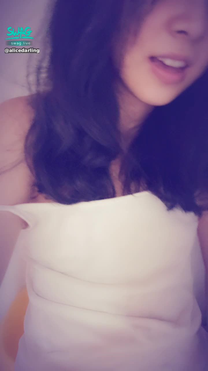 alicedarling : 貓喵小愛✨✨✨✨🔞啊嘶🔥水多到流滿後面的穴 有沒有人想喝 淫水的味道小愛先幫你嚐嚐