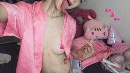 ahnejijia : Hey Man of prey!!😝 this video has a storyline that is a girl who is just growing up and wants to feel lovemaking, and pink is this spoiled girl's favorite color💖 I just learned to squeeze my breasts properly, touch my cock, slowly insert my finger, and then feel aroused would you like to see the girl who just grew up bby ? 🤪🤭🔞🍆🍌👅👙💦💦💖💋