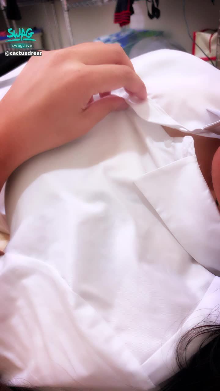 c*********m : 剛剛洗棒棒噴到一點水….讓我想到昨晚自己玩的情境，反而讓我慾火焚身⋯⋯有哥哥可以幫我脫的嗎？