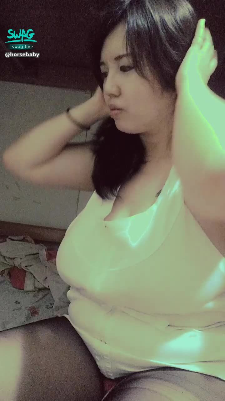  : 爆乳小夜貓🔥
壞壞的時候就是要綁起頭髮....😈