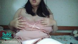 h*******y : 半夜看的a片,想著自己是那位被偷襲的女主角,整個人就突然慾火焚身🔥的想被抓揉巨奶 抽插濕穴一遍🤤
拿起了假肉棒,戴起了眼罩
想像他摸我的大奶、騷穴 ,就開始了整個玩弄....玩弄到自己高潮💦💦💦