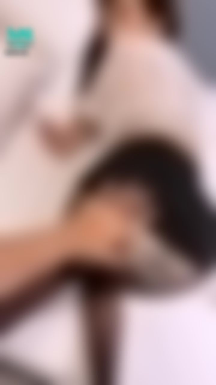  : 老闆隔著內褲揉我的肉穴…好有感覺❤️ 不知道我的淫水有沒有滲出內褲😖🤭忍不住呻吟 太害羞了啦🥺