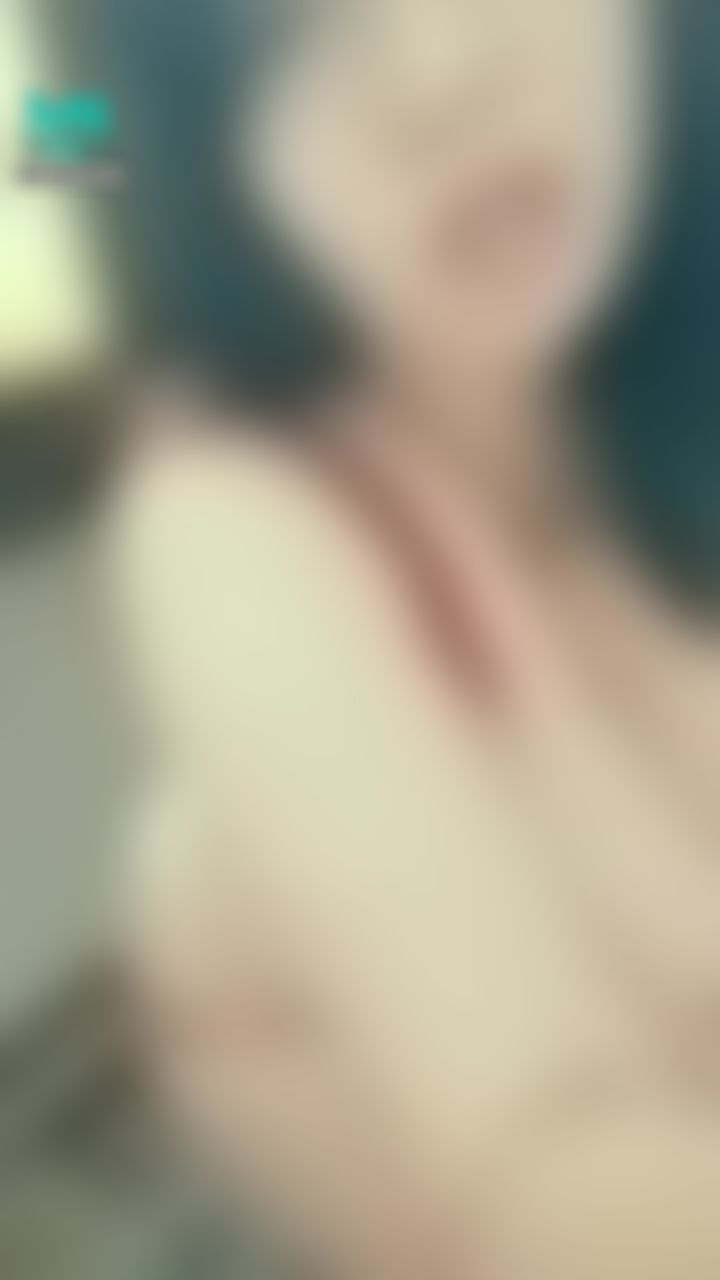  : 翹著屁股...想像著你在後面抽插我🙈
鏡頭好晃📳感覺被插後表情會更騷🤤