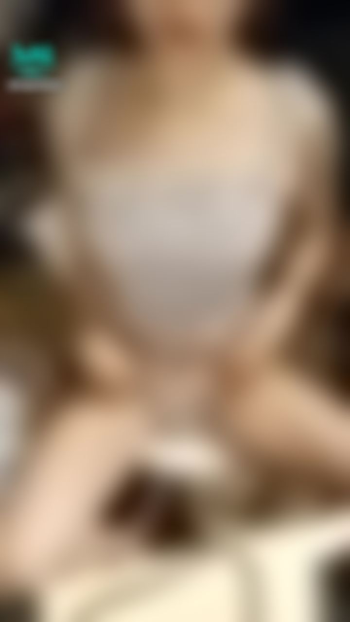  : 是粉色蕾絲褲褲，我說過我喜歡丁字褲了....方便嗎...主管也愛...