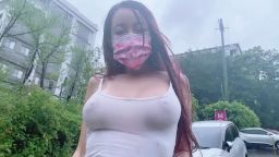 princessdolly : 雨天開車在路上正準備回家,意外發現滂沱大雨中有個渾身濕透的妹子🏃🏻♀️大雨把她衣服打濕成半透明,凹凸有致的身材全部一覽無遺,若隱若現中隱約可見奶頭的形狀⋯⋯
原來是忘了帶傘啊!沒關係妳要去的地方我也剛好順路,不如我載妳一趟吧!不過看看妳全身都濕透了,要不我們先找個地方讓妳吹乾身子吧,漂亮美女要是感冒了就不好了呢😈😈
你的解鎖喜歡是支持本土女優最棒的動力喲(⁎⁍̴̛ᴗ⁍̴̛⁎)