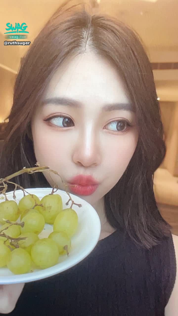 r*******r : Eating grapes did not spit grape skins
Eating grapes pouring out grape skins 😜

It's delicious~ Do you like grapes? ❤️