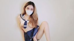 laraine : 妹妹今天剛下課 家裡沒人回到家後妹妹忍不住只好在房間裡慰慰了 這個新玩具棒棒好震呀